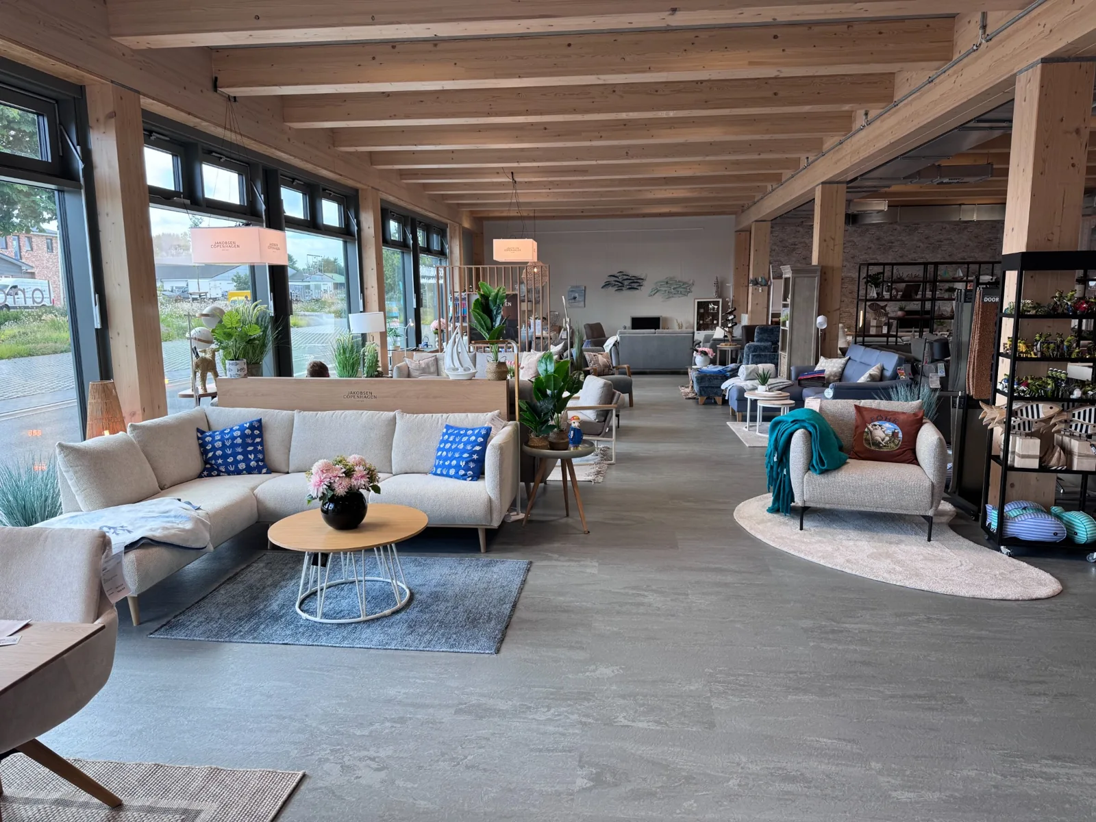 Blick in die landhaus.liebe Ausstellung mit Sofas und Wohnideen im INSELMÖBELHAUS auf Föhr