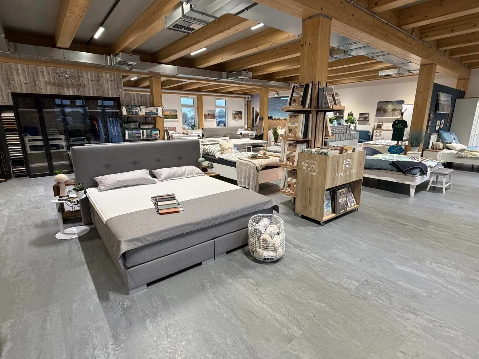 Blick in die liege.platz Ausstellung mit Boxspringbetten im INSELMÖBELHAUS auf Föhr