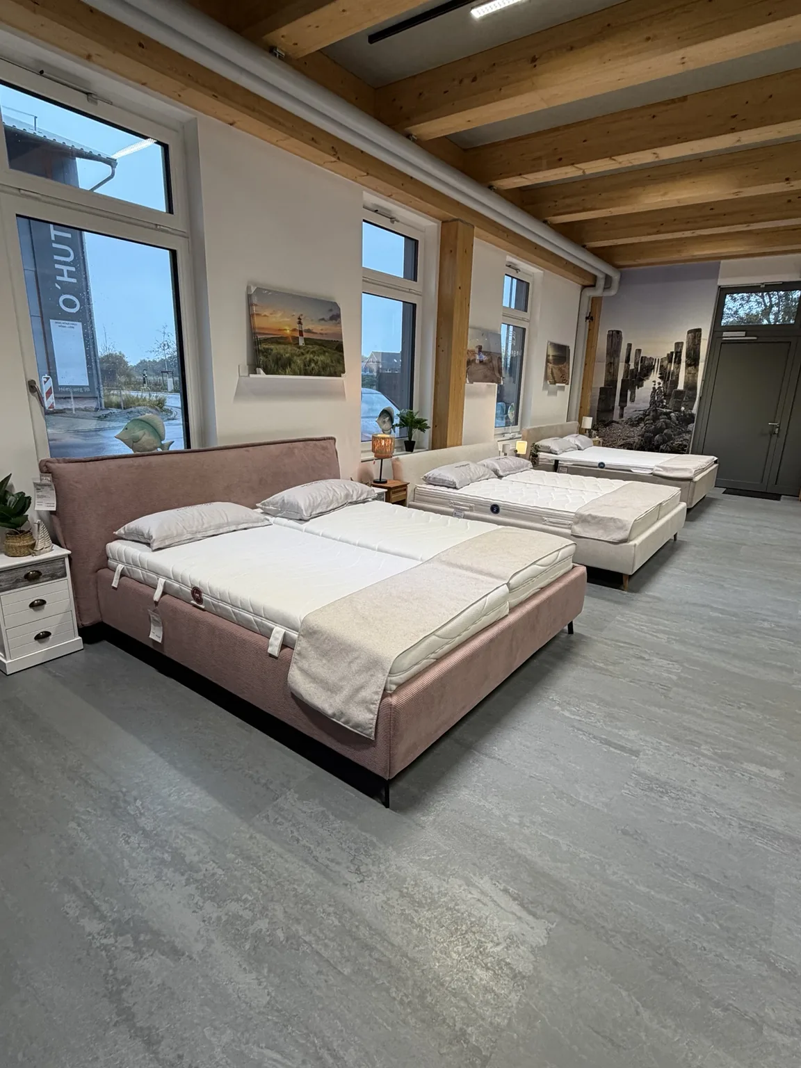 Betten mit unterschiedlichen Matratzen zum Probeliegen im Matratzenstudio des liege.platz auf Föhr