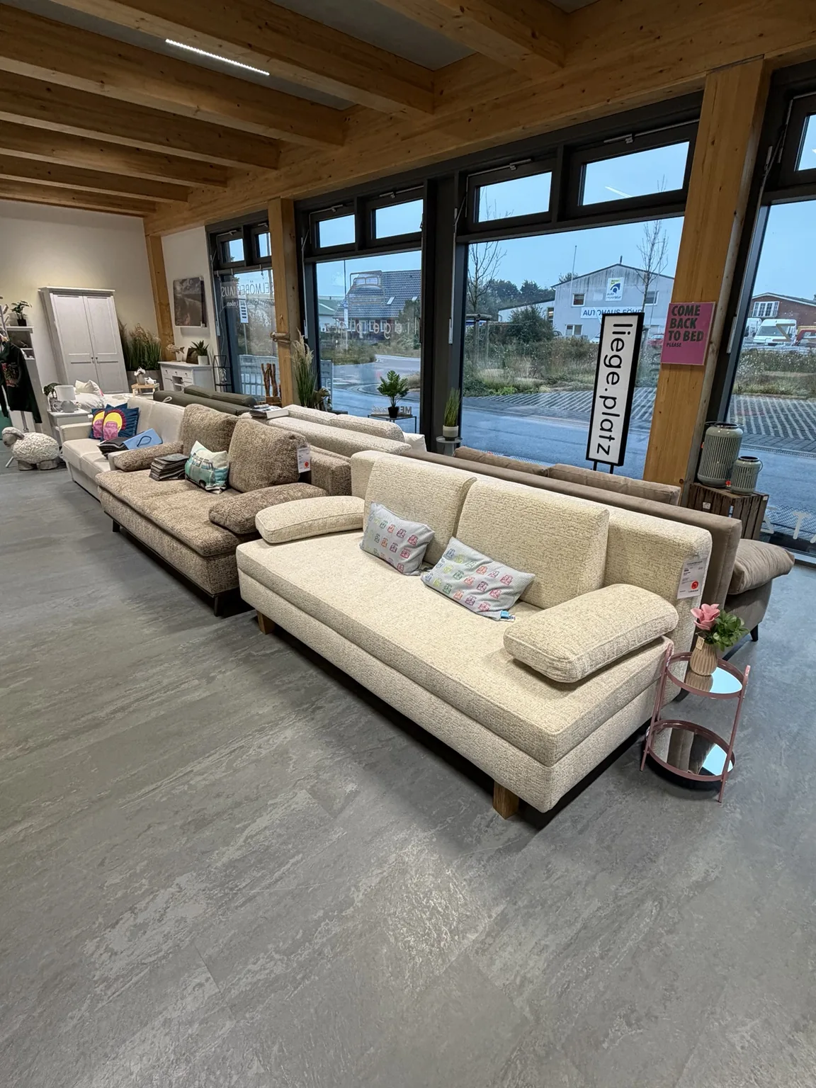 Auswahl heller Schlafsofas in der liege.platz Ausstellung auf Föhr